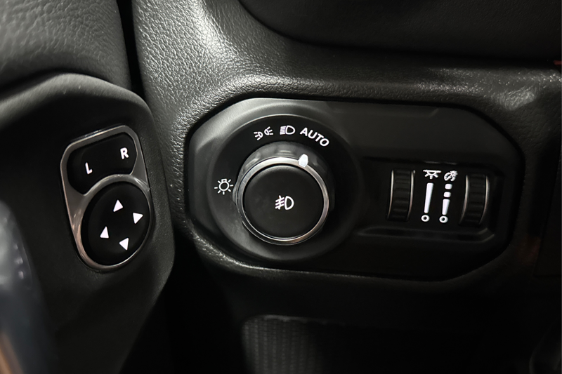 2021 Jeep Wrangler — photo 14 of 32