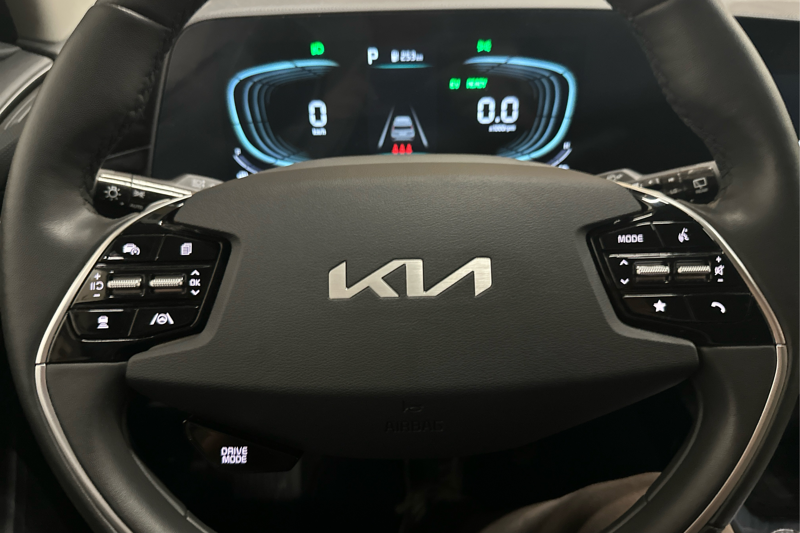 2025 Kia Niro Hybrid — photo 13 of 27