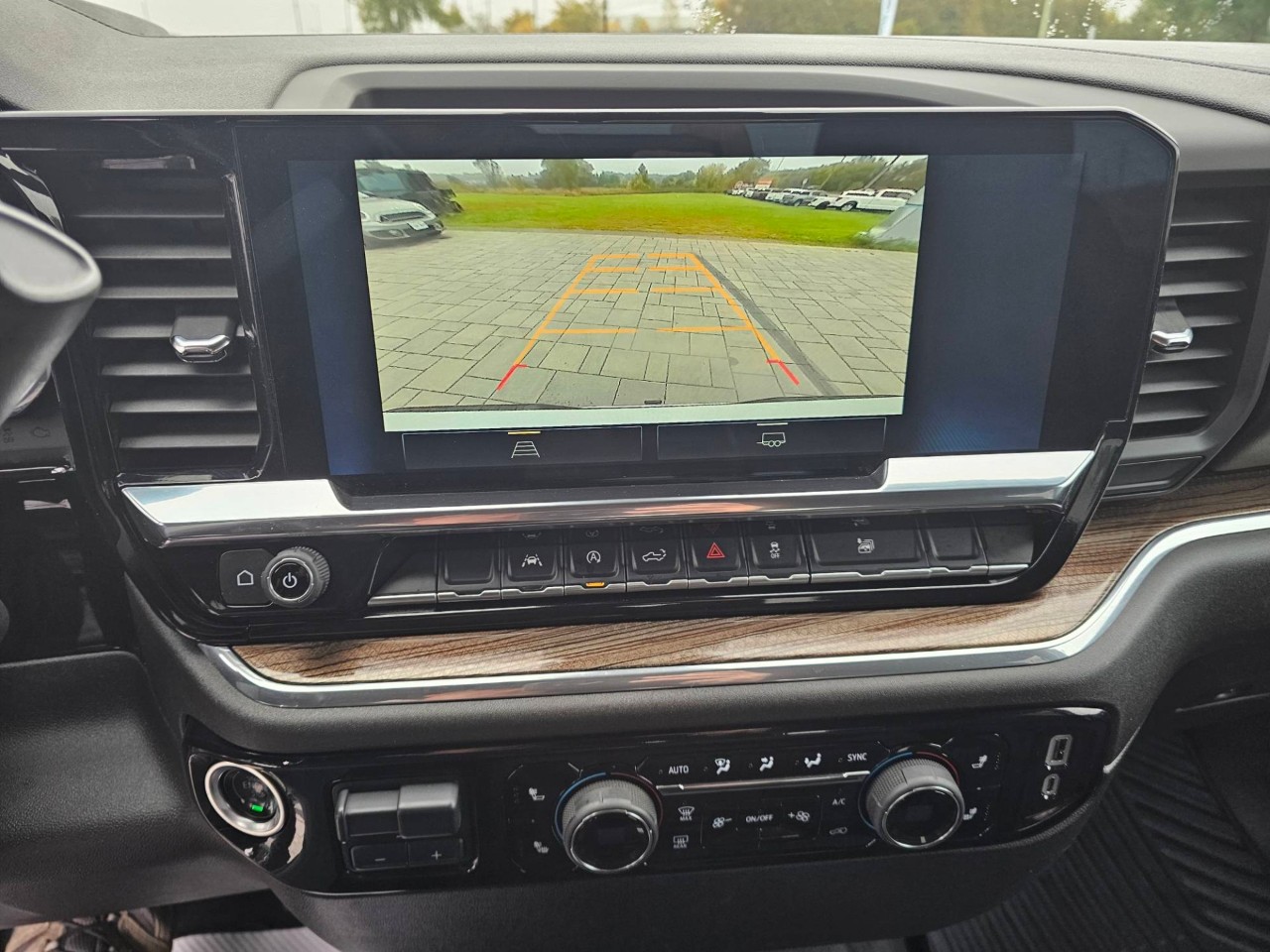 2025 Chevrolet Silverado 1500 — photo 16 of 24