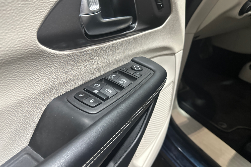 2023 Chrysler Pacifica — photo 30 of 33