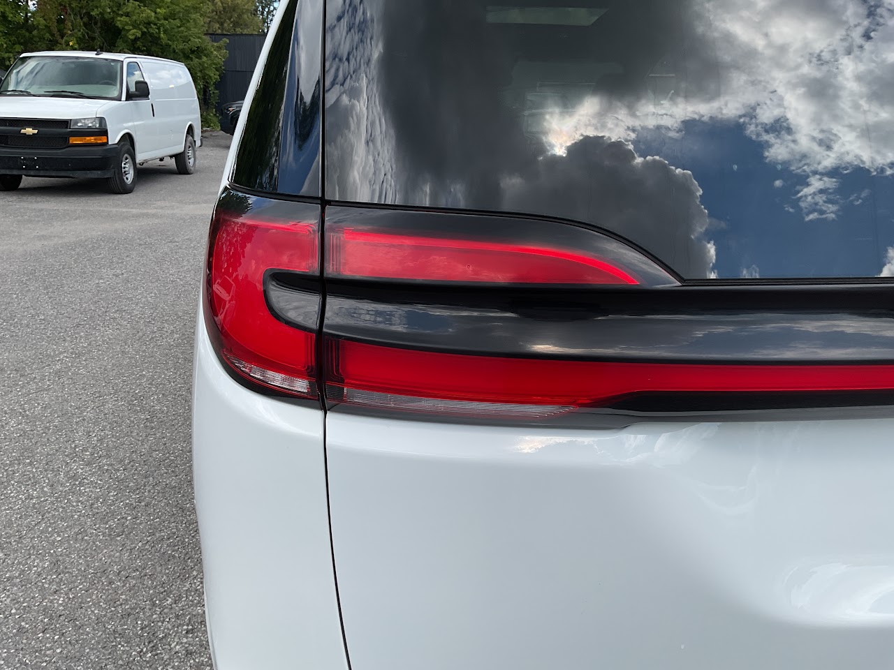 2025 Chrysler Pacifica — photo 16 of 34