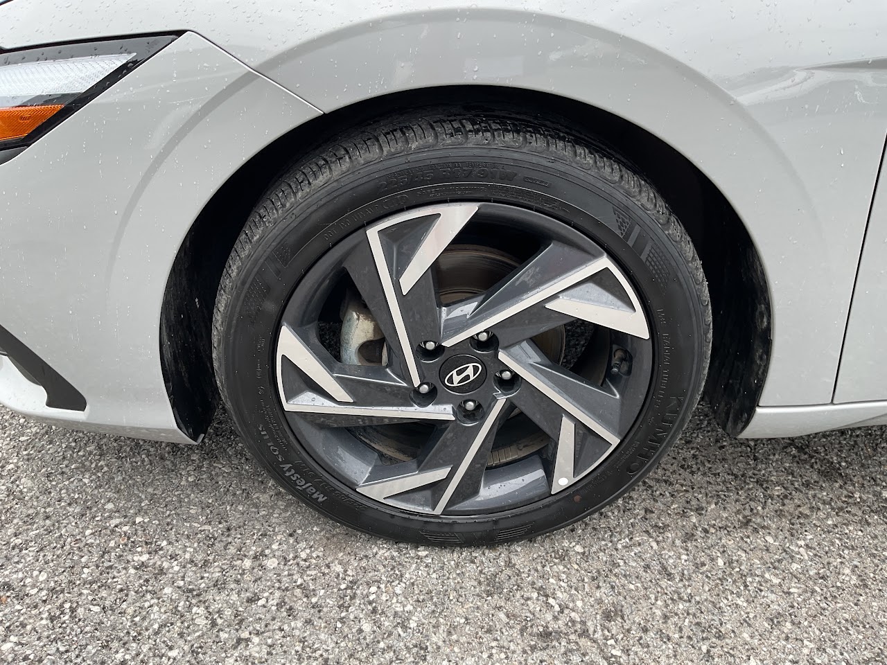 2025 Hyundai Elantra — photo 10 of 34