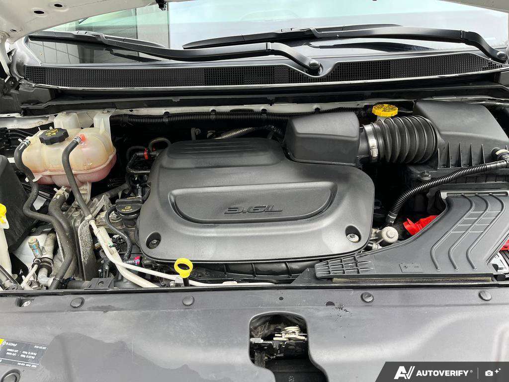 2023 Chrysler Pacifica — photo 10 of 25
