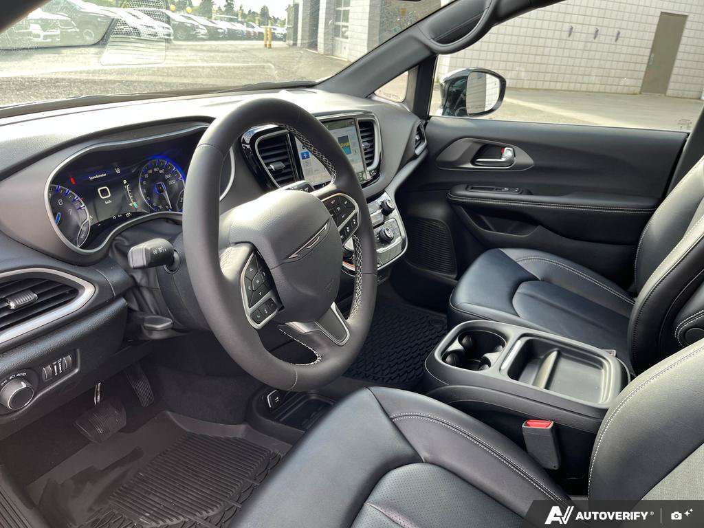 2027 Chrysler Grand Caravan — photo 13 of 25