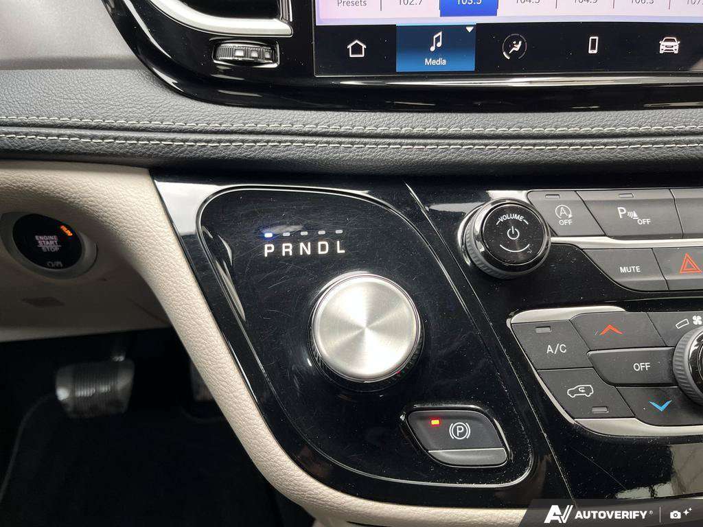 2023 Chrysler Pacifica — photo 18 of 25