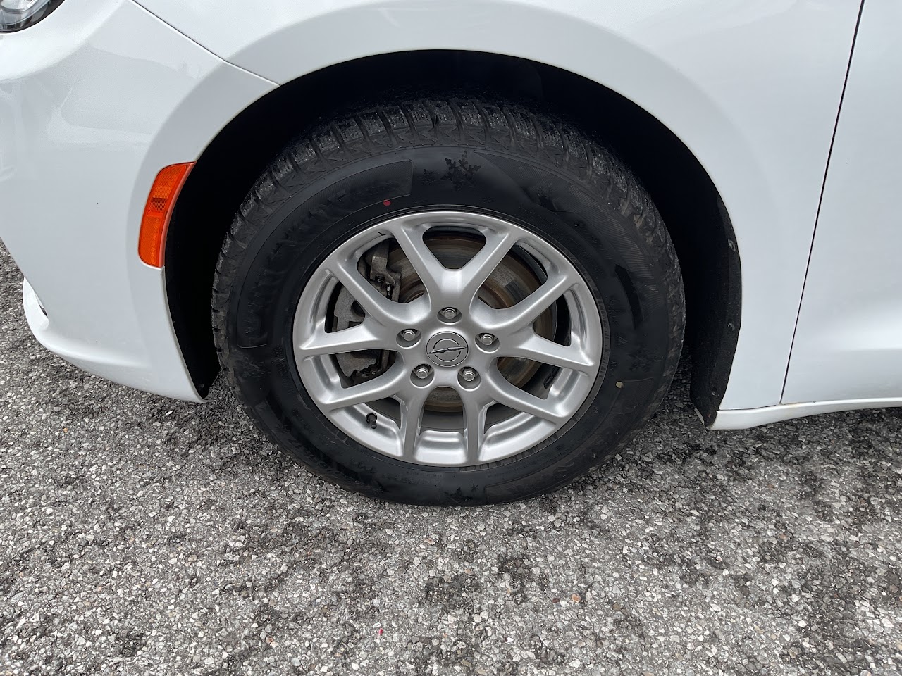 2024 Chrysler Pacifica — photo 15 of 35