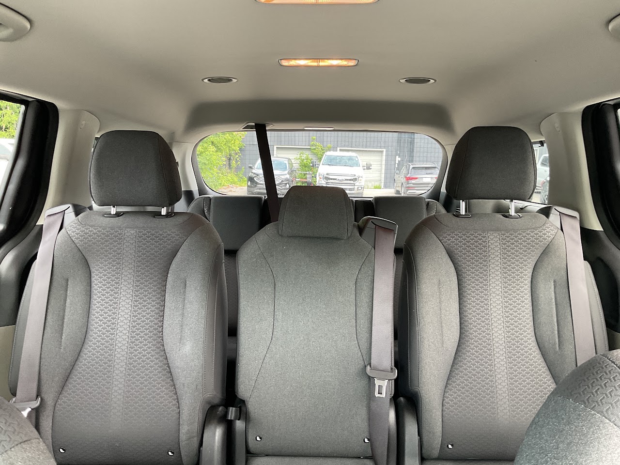 2025 Kia Carnival — photo 25 of 34