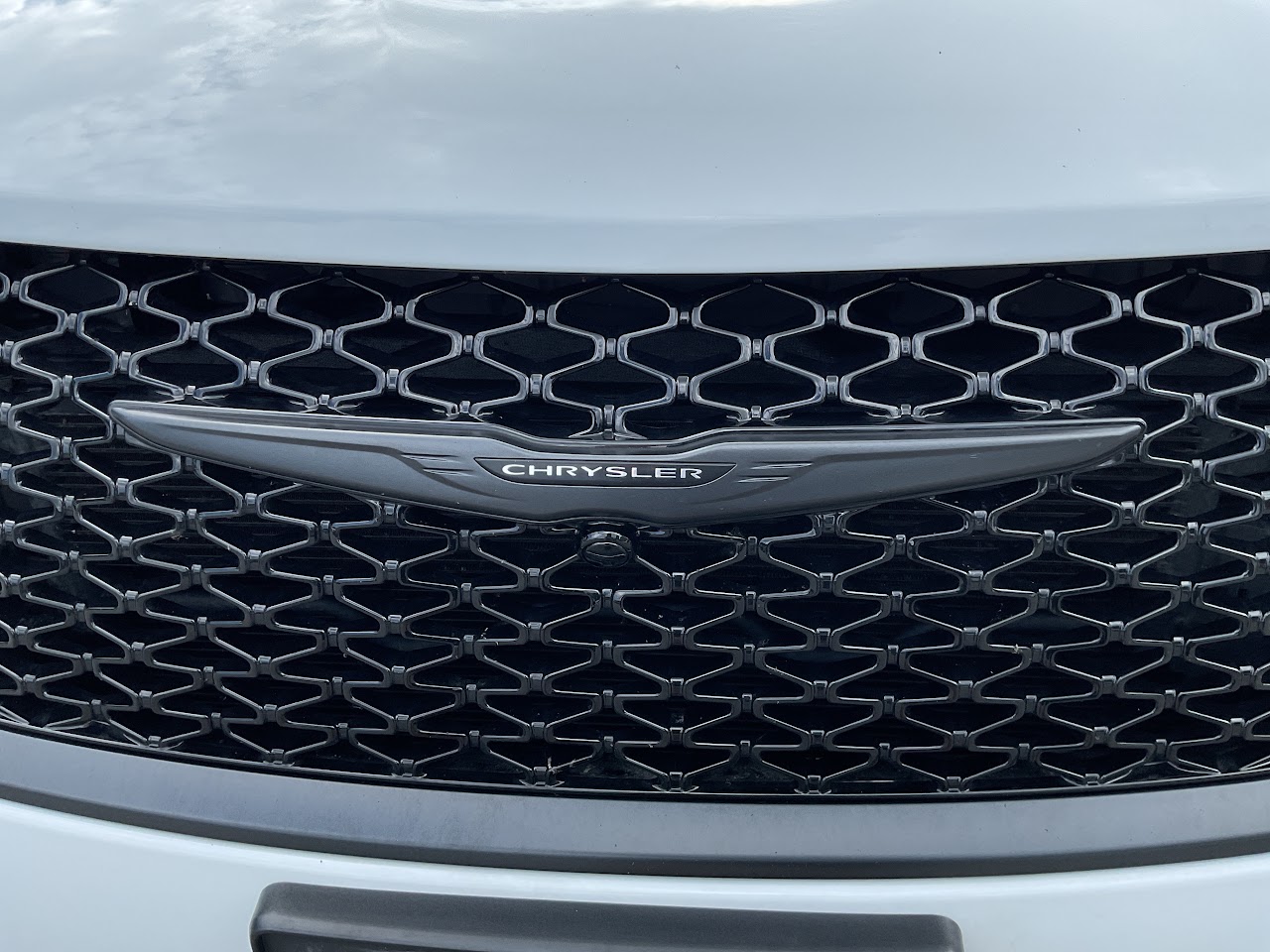 2025 Chrysler Pacifica — photo 19 of 34