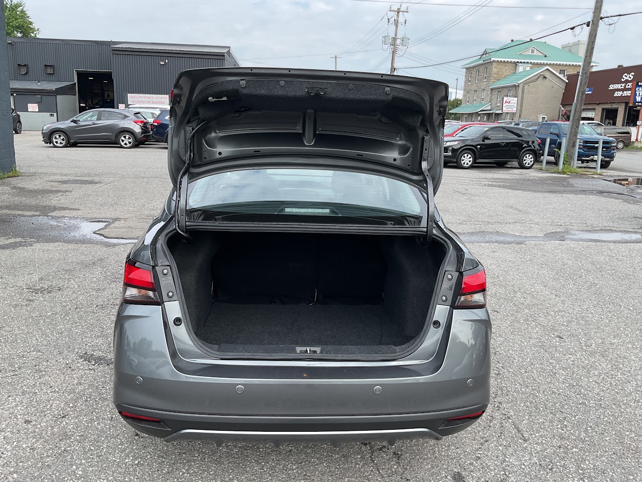 2025 Nissan Versa — photo 21 of 33