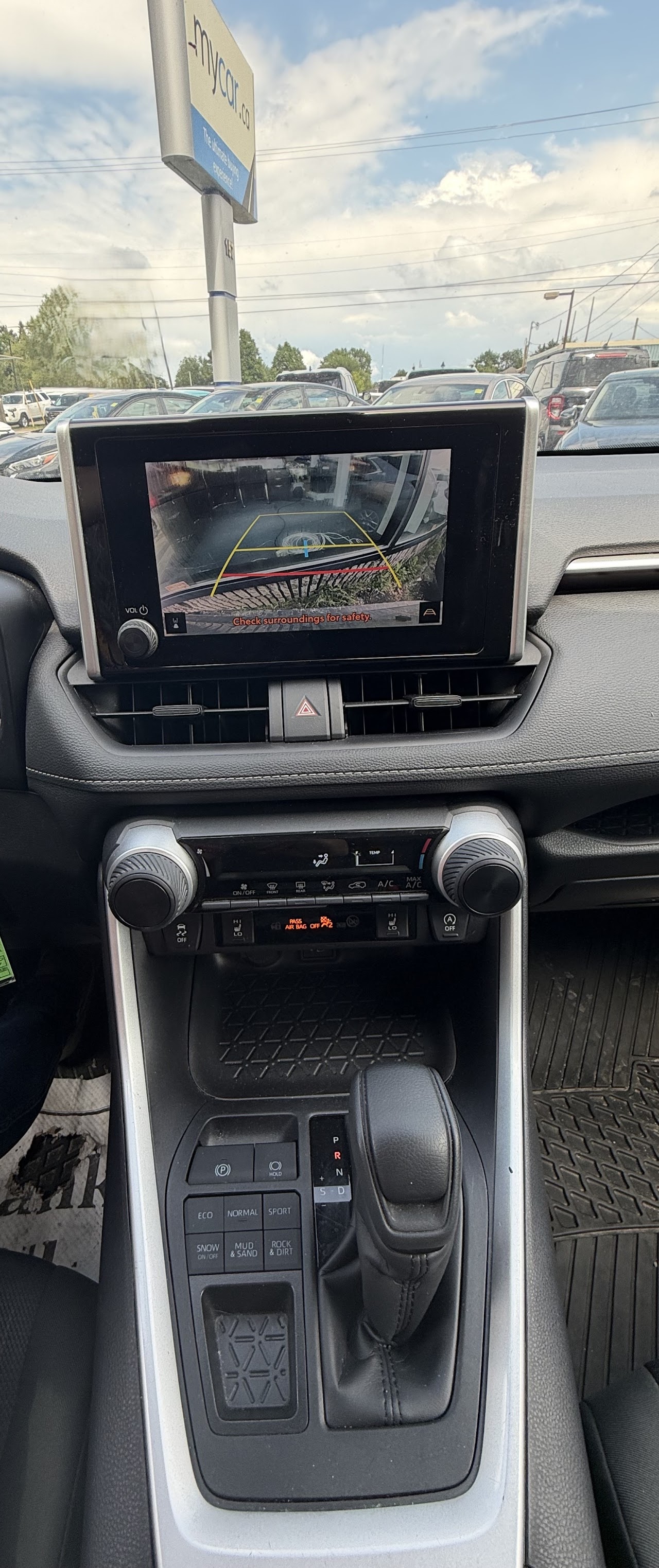 2025 Toyota RAV4 — photo 18 of 47