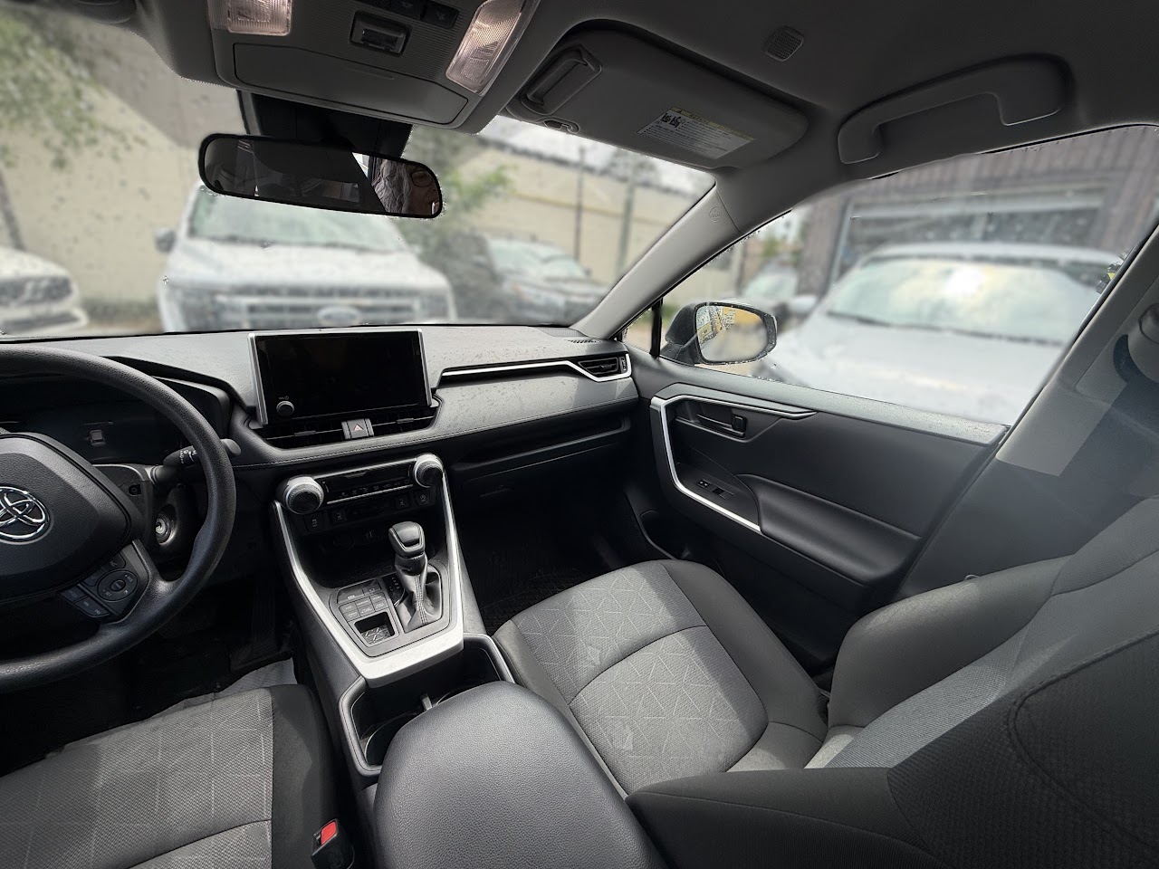 2025 Toyota RAV4 — photo 32 of 47