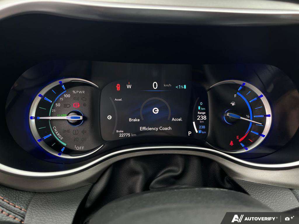 2024 Chrysler Pacifica Hybrid — photo 15 of 25