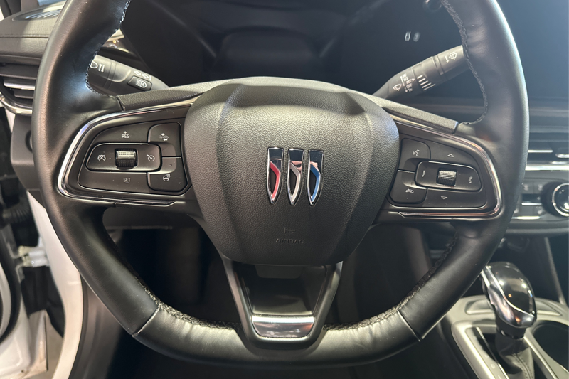 2025 Buick Envista — photo 13 of 33