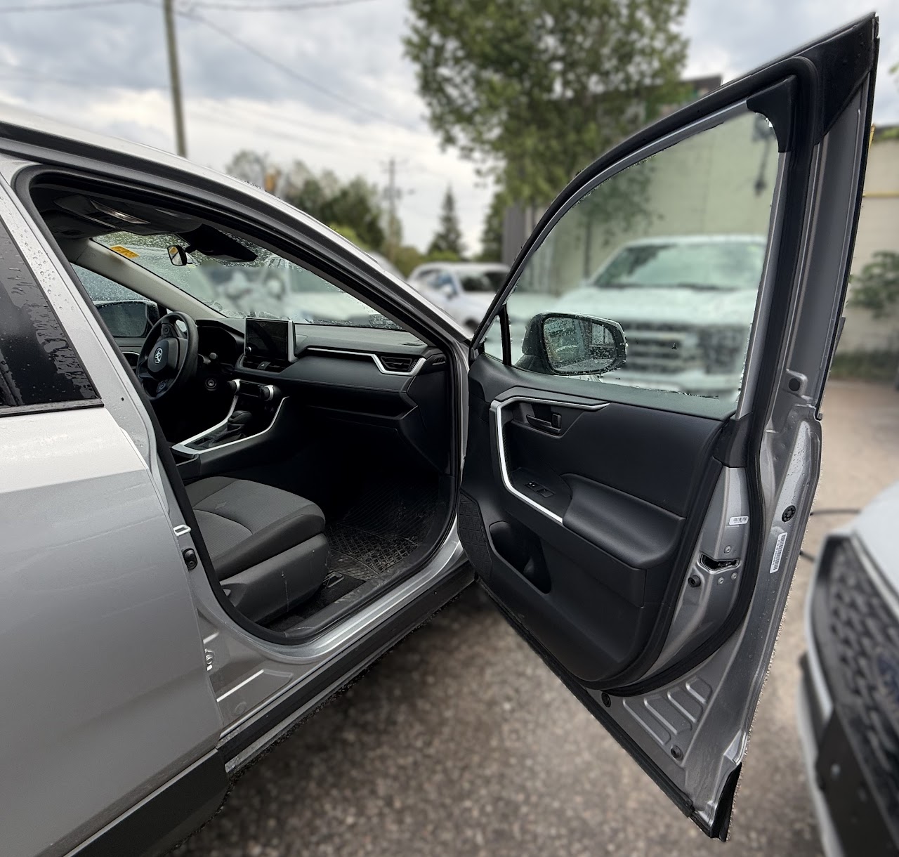 2025 Toyota RAV4 — photo 25 of 47