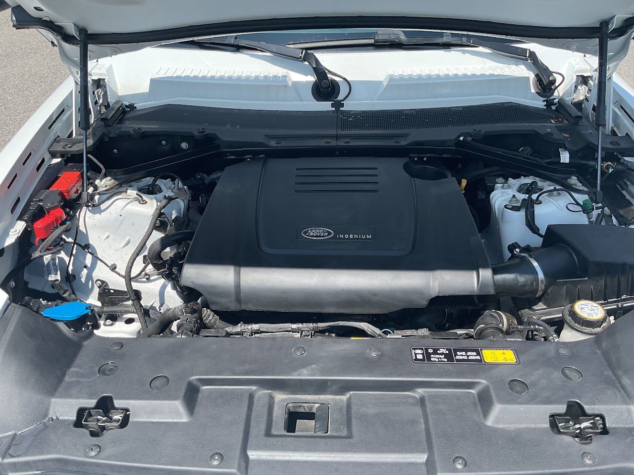 2024 Land Rover Defender — photo 33 of 34