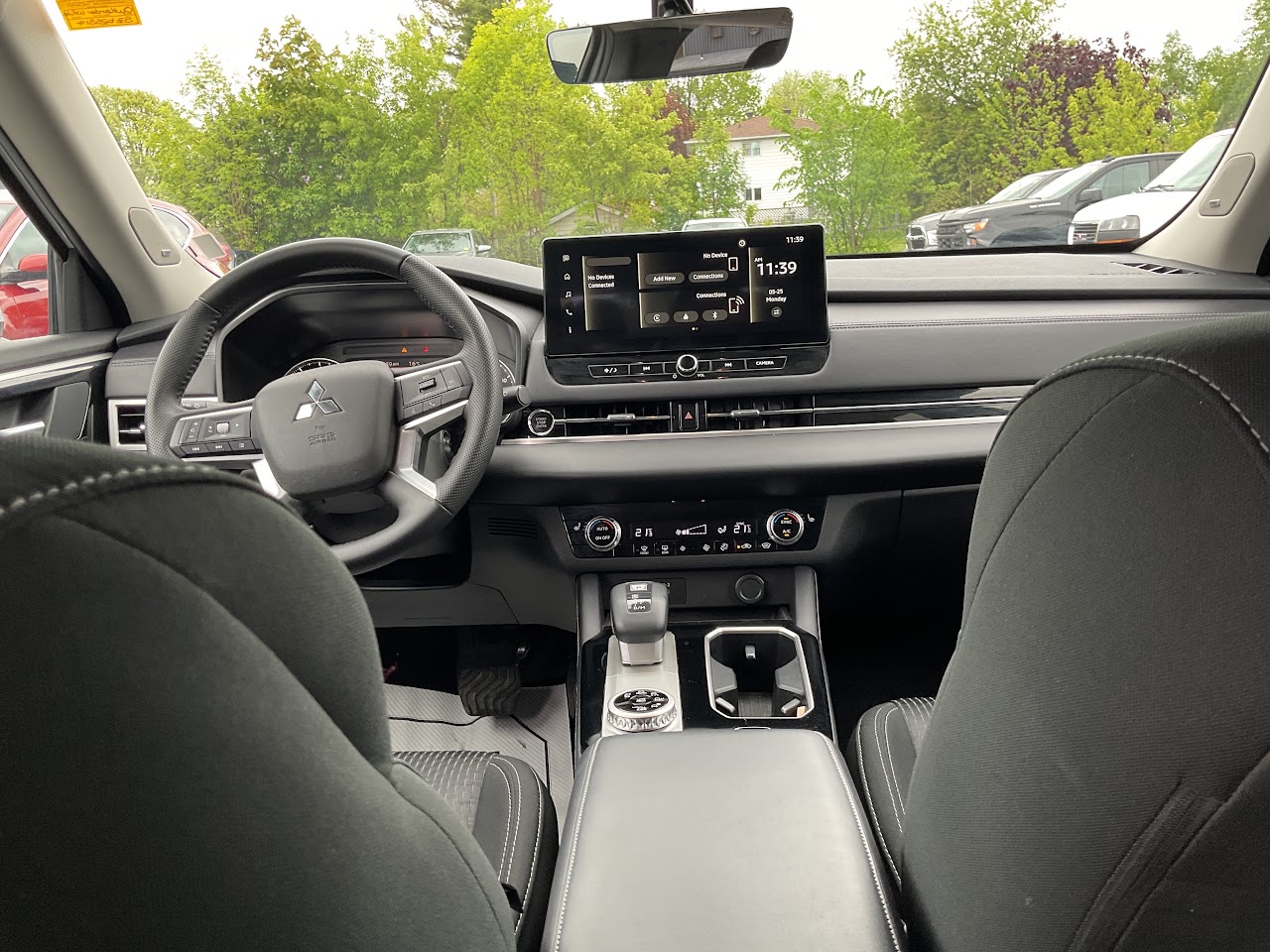 2025 Mitsubishi Outlander — photo 24 of 33