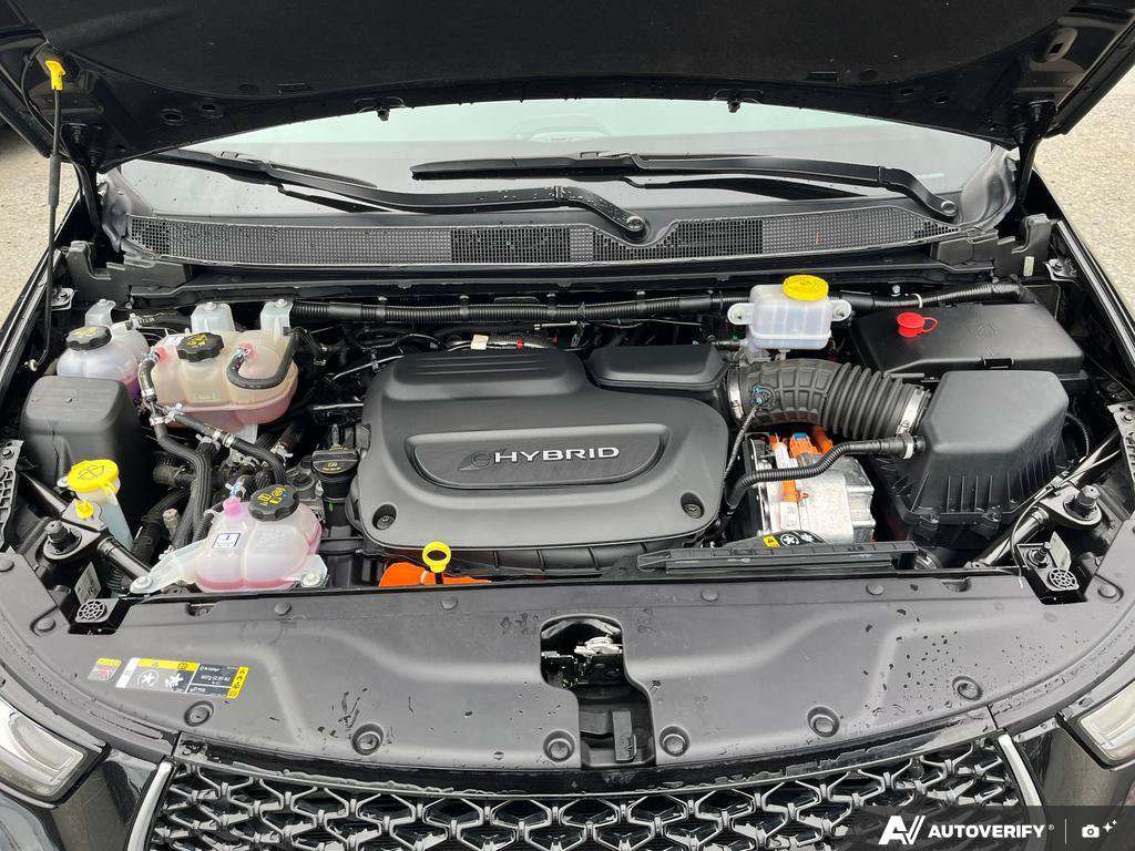 2024 Chrysler Pacifica Hybrid — photo 10 of 25