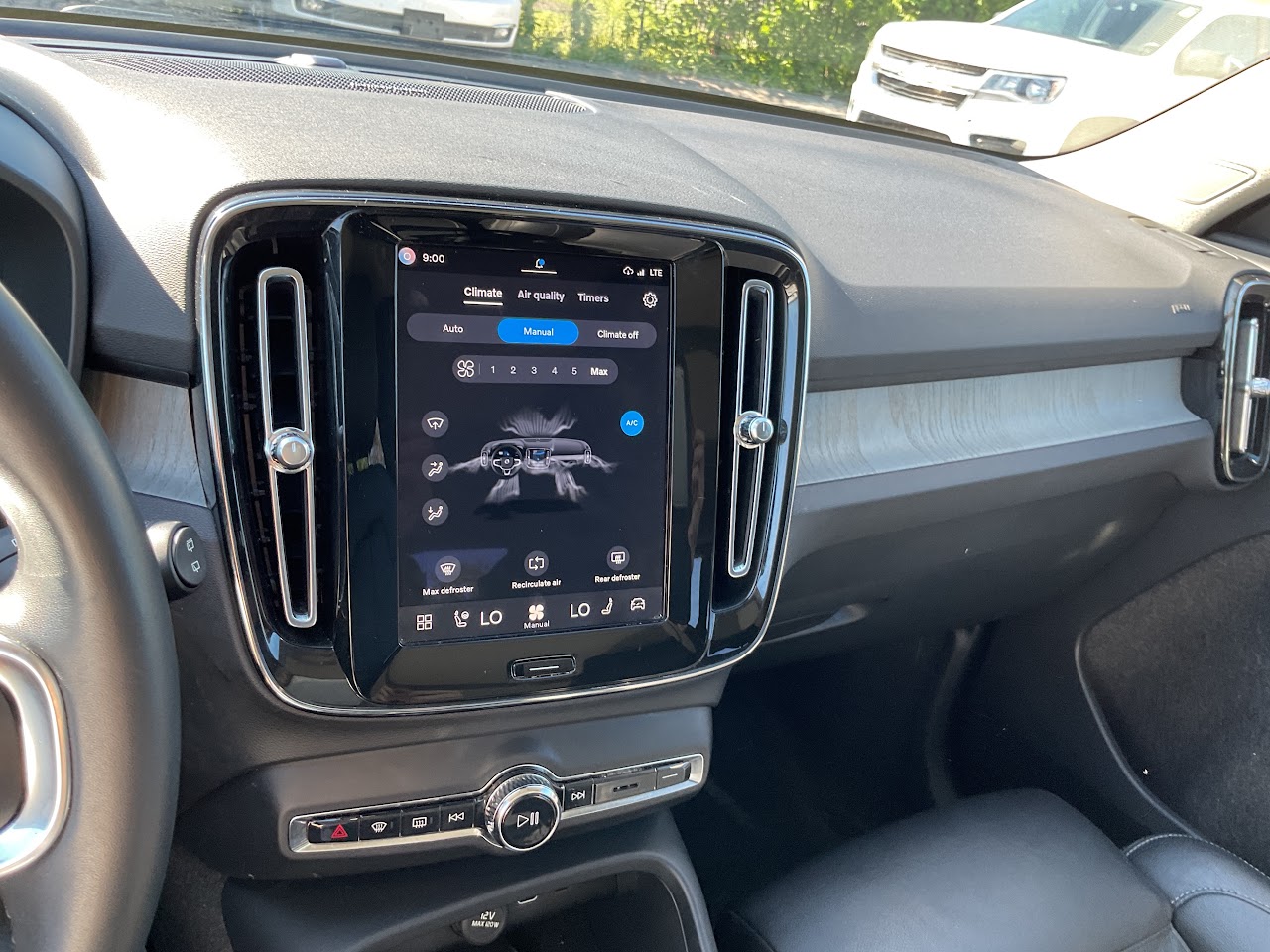 2024 Volvo XC40 — photo 28 of 34