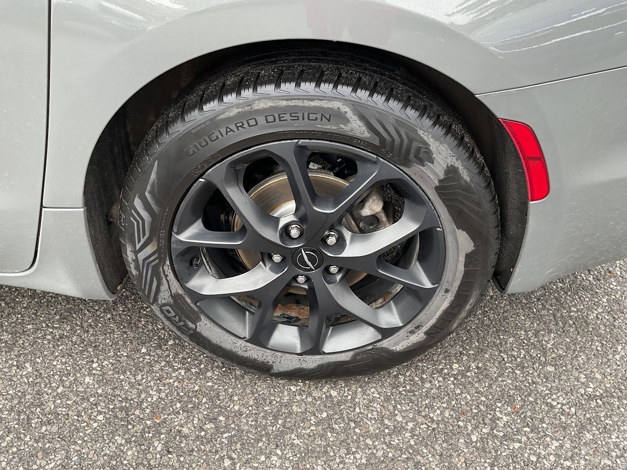 2025 Chrysler Pacifica — photo 11 of 34