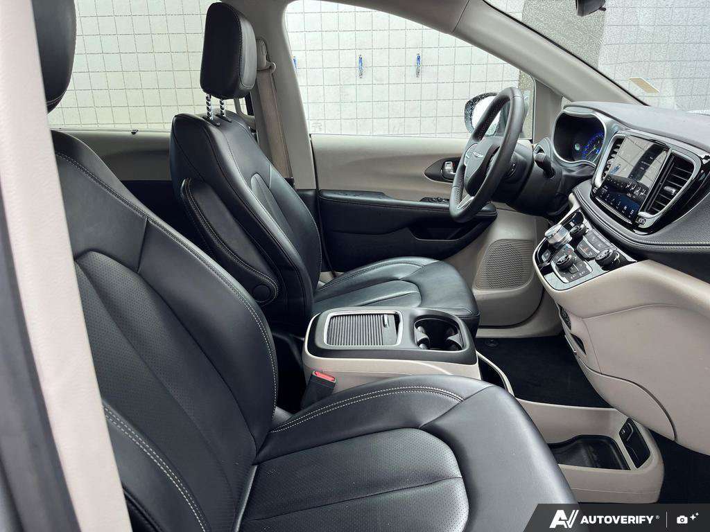 2023 Chrysler Pacifica — photo 22 of 25