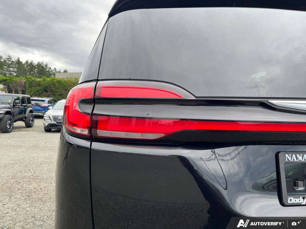 2024 Chrysler Pacifica Hybrid — photo 11 of 25