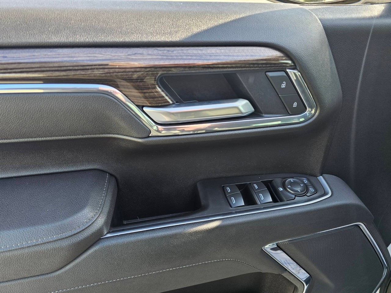 2025 Chevrolet Silverado 1500 — photo 15 of 22