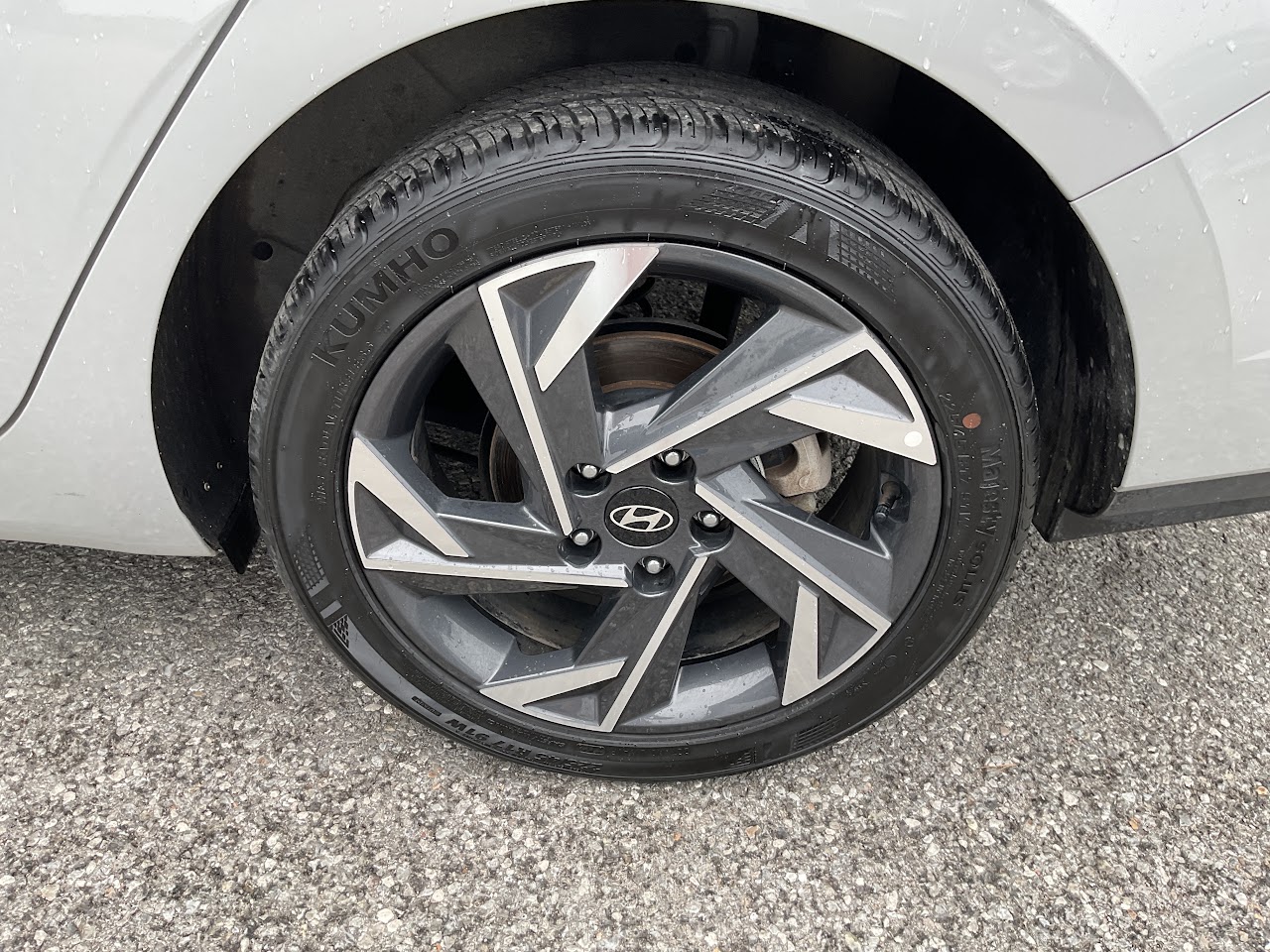 2025 Hyundai Elantra — photo 11 of 34