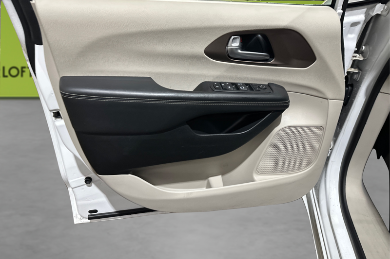 2024 Chrysler Grand Caravan — photo 18 of 27