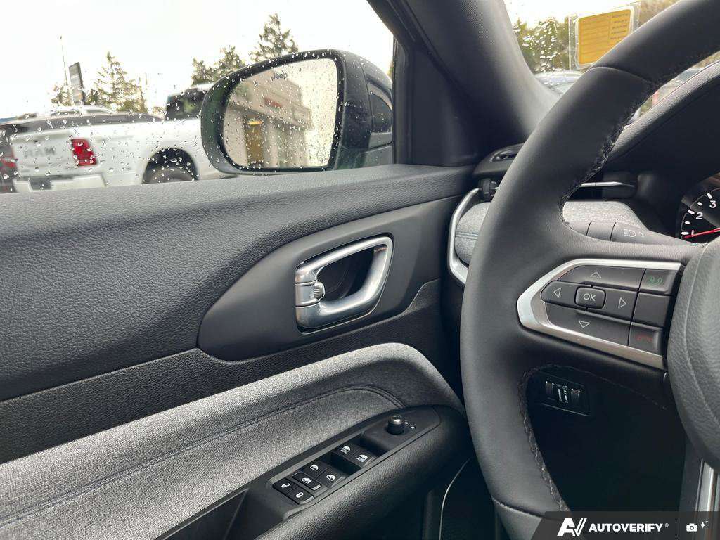 2025 Jeep Compass — photo 17 of 25
