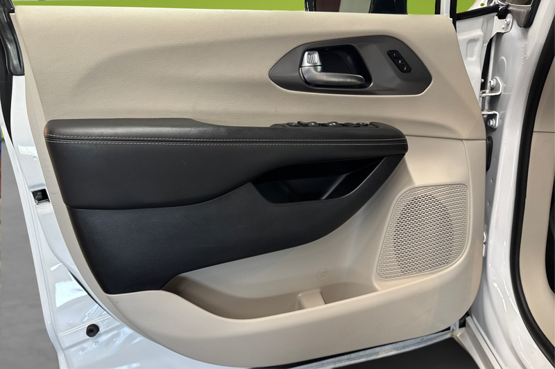 2024 Chrysler Pacifica — photo 20 of 33