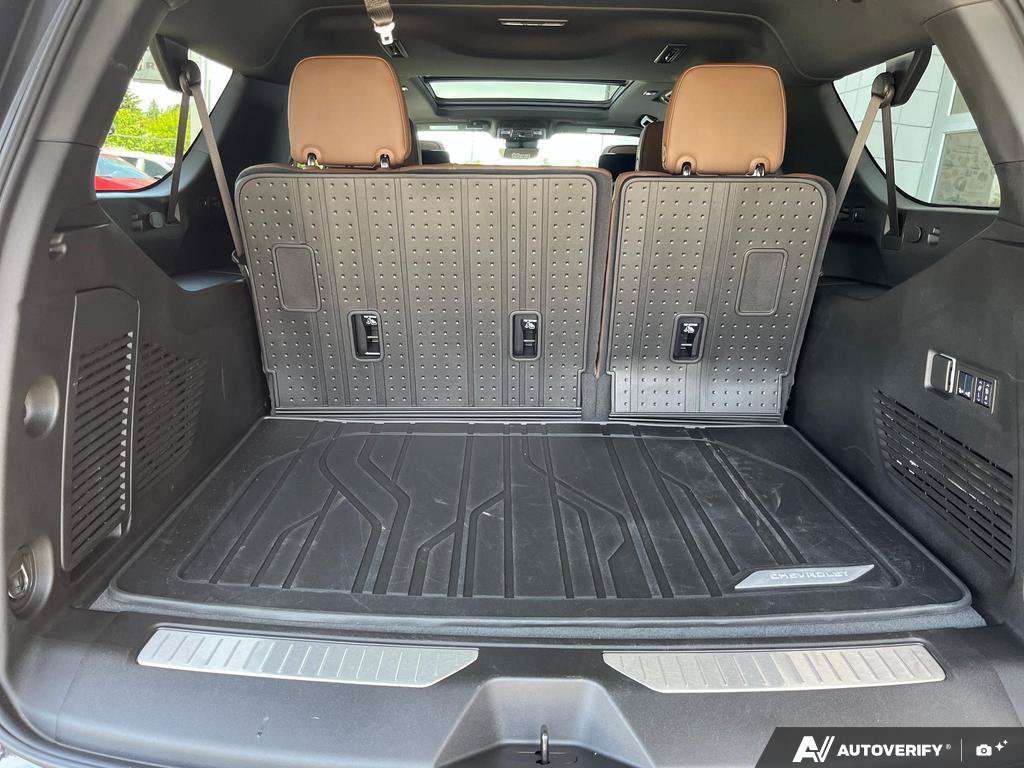2025 Chevrolet Suburban — photo 12 of 25