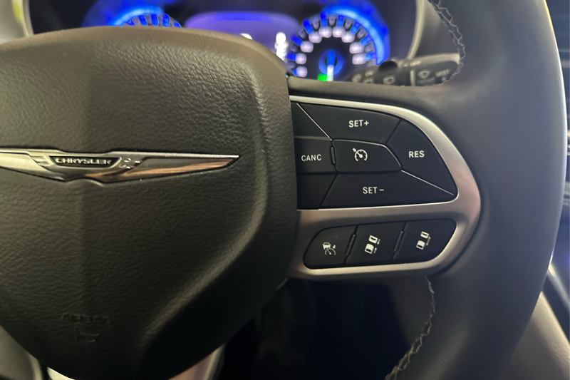 2023 Chrysler Pacifica — photo 24 of 27